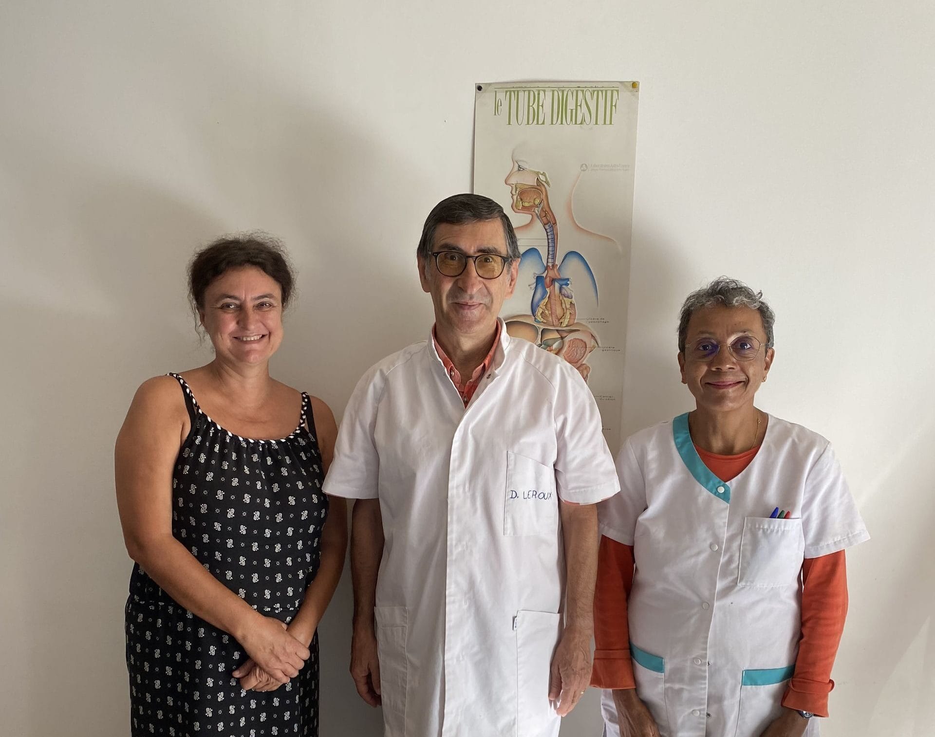 Le Dr Leroux entouré de sa secrétaire et son assistante médicale